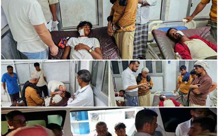 مدير عام الشحر يوجه بتحمل تكاليف علاج مصابي هجوم الذئب في منطقة عسد الجبل