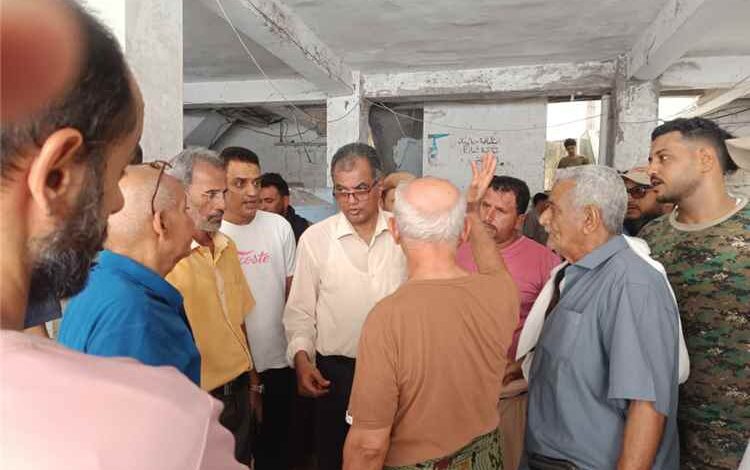 مدير عام المعلا يتابع حريق عدادات الكهرباء بعمارة الحرية ويوجه بسرعة إعادة الخدمة للسكان