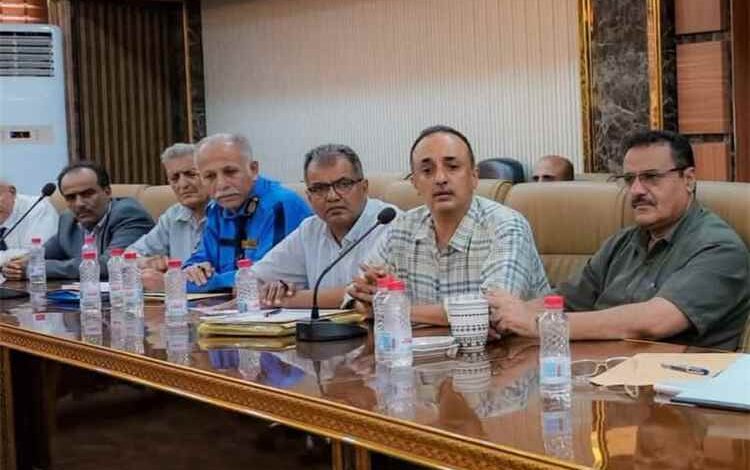 مدير عام المعلا يشارك في اجتماع برئاسة محافظ عدن لمناقشة القضايا الخدمية والاستعدادات لمواجهة المنخفض الجوي