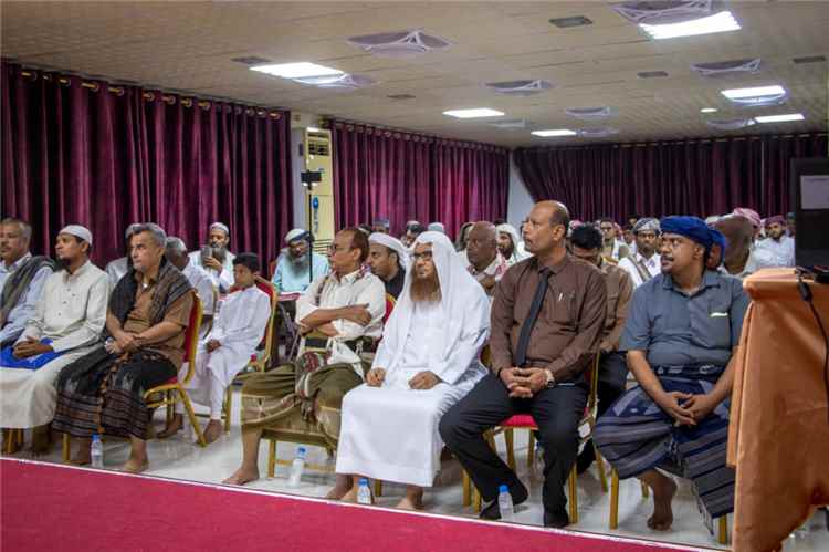 مدير عام المكلا يؤكد دعم السلطة المحلية لبرامج بناء الإنسان خلال تدشين “مخيم الصفوة الصيفي” وزيارته لمركز ابن مسعود