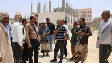 مدير عام المكلا يقود نزولاً ميدانياً إلى أحياء فوه ويُوجّه بمعالجة عاجلة لاحتياجات المواطنين