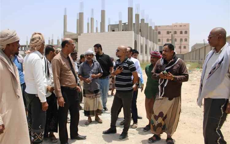 مدير عام المكلا يقود نزولاً ميدانياً إلى أحياء فوه ويُوجّه بمعالجة عاجلة لاحتياجات المواطنين