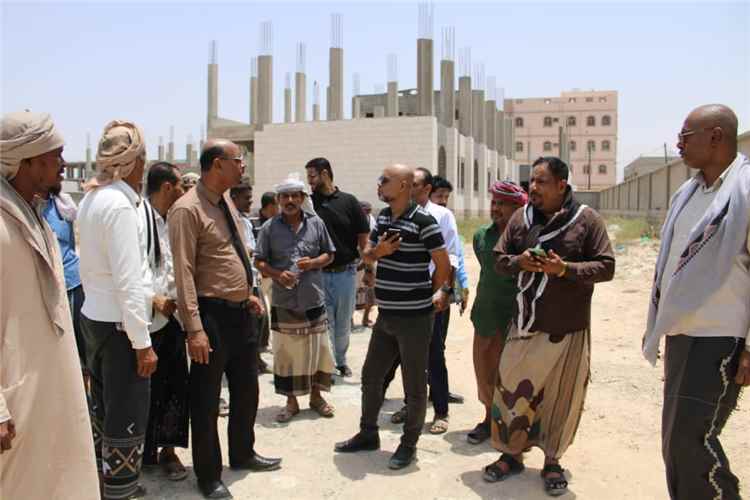 مدير عام المكلا يقود نزولاً ميدانياً إلى أحياء فوه ويُوجّه بمعالجة عاجلة لاحتياجات المواطنين