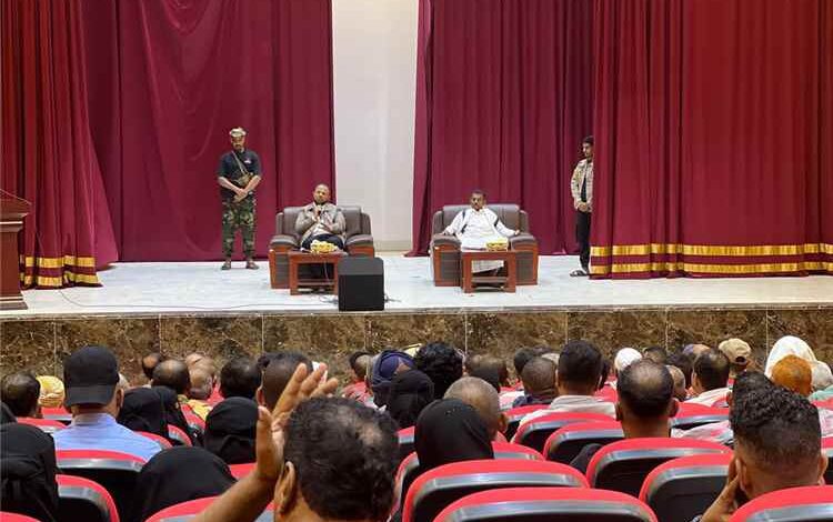 مدير عام المنصورة يؤكد الانتقال إلى مرحلة جديدة من تنظيم العمل المجتمعي ويكرّم رئيس اللجان المجتمعية تقديراً لجهوده