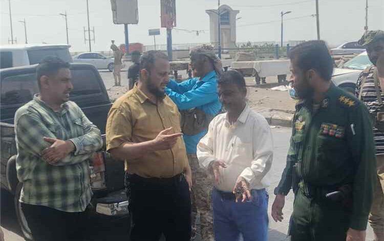 مدير عام المنصورة يشرف ميدانيًا على حملة لتنظيف مصارف مياه الأمطار ورفع المخلفات