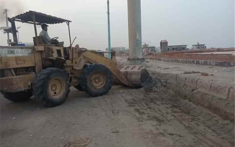 مدير عام خورمكسر يتابع أعمال رفع الأتربة المحاذية لمطار عدن الدولي ويطلع على سير حملة النظافة اليومية