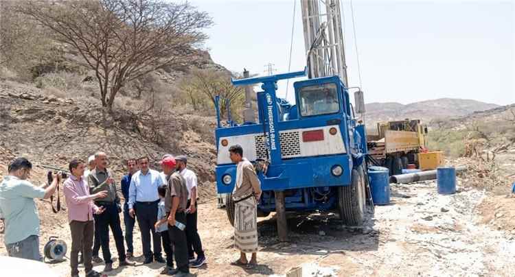 مدير عام ردفان يتفقد مشروع حفر آبار حقل حلية الاستراتيجي ويؤكد أهميته في تعزيز إمدادات المياه