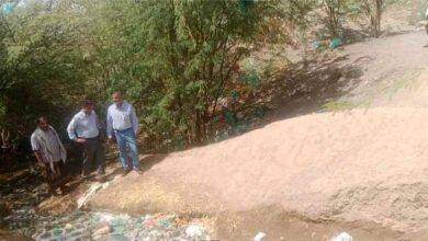 مدير عام ردفان يطلع فريق الهيئة العامة لحماية البيئة على أزمة الصرف الصحي