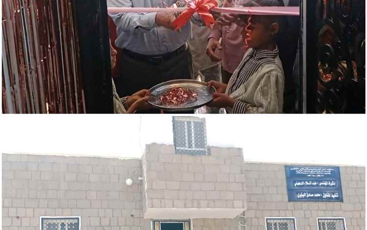 مدير عام ردفان يقص شريط افتتاح المركز النسوي بقرى الجبل المنجز بتمويل محلي من المجلس المحلي