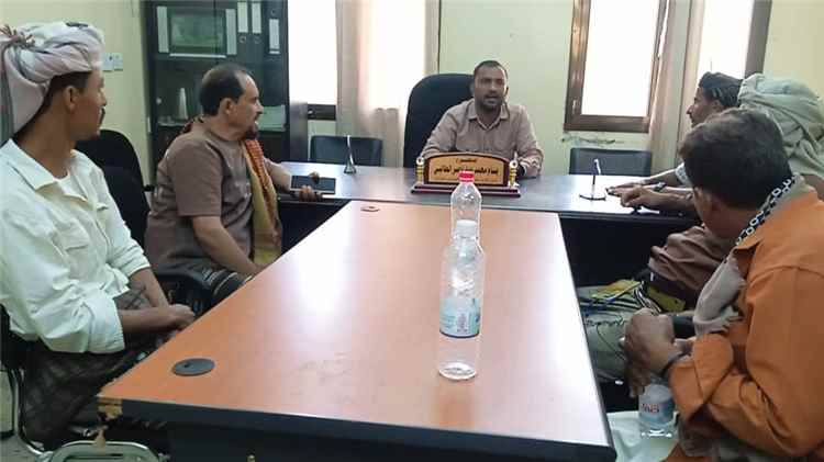 مدير عام سرار يافع يبحث مع أهالي حُمة استكمال مشروع الوحدة الصحية ويعد برفع مناشدتهم إلى محافظ أبين