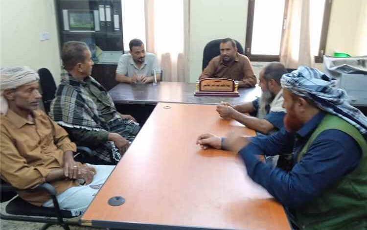 مدير عام سرار يناقش مع اللجنة المكلفة بحصر الأضرار من أعمال شق طريق باتيس رصُد معربان لبعوس بمنطقة حوج