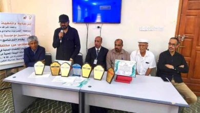 مدير عام شبام يختتم البرنامج التدريبي “وسيلتي من مخلفاتي.. كنوز من المهملات” ويشيد بمخرجاته الإبداعية بالمديرية