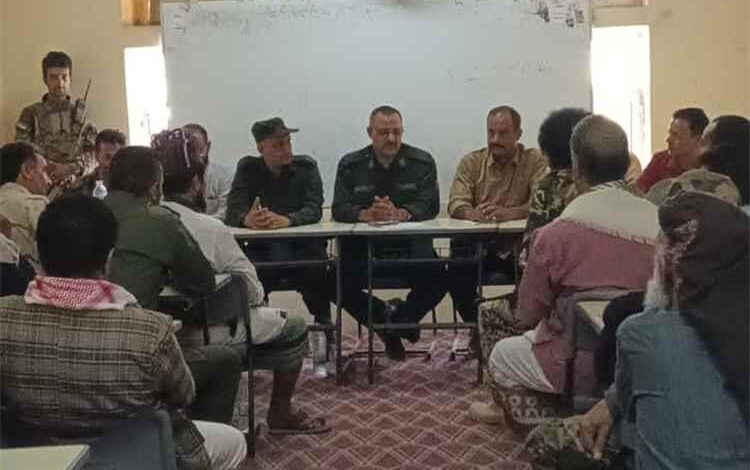 مدير عام شرطة الضالع يعقد لقاءً موسعاً لتعزيز الأمن ورفض التقطعات