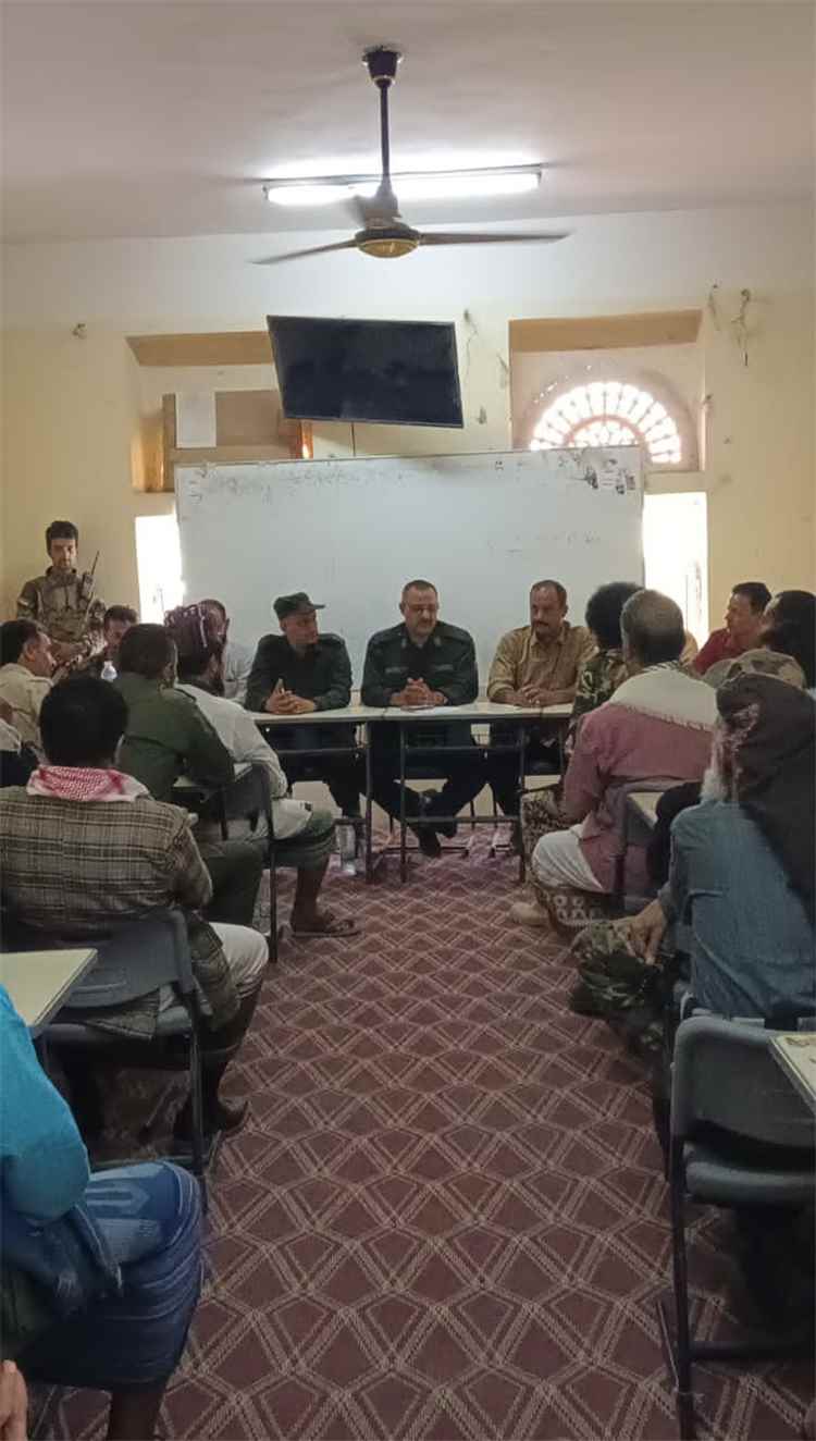 مدير عام شرطة الضالع يعقد لقاءً موسعاً لتعزيز الأمن ورفض التقطعات