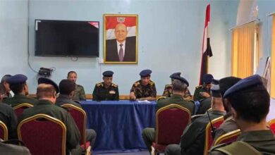 مدير عام شرطة تعز يترأس اجتماعا أمنيا ويؤكد رفع الجاهزية القصوى وتعزيز الانتشار الأمني