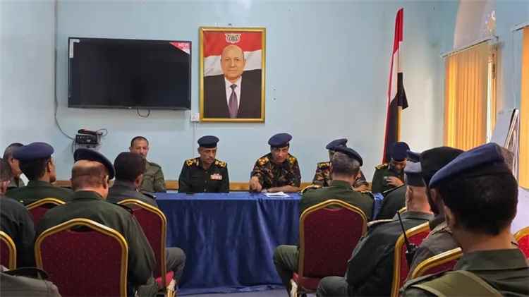 مدير عام شرطة تعز يترأس اجتماعا أمنيا ويؤكد رفع الجاهزية القصوى وتعزيز الانتشار الأمني