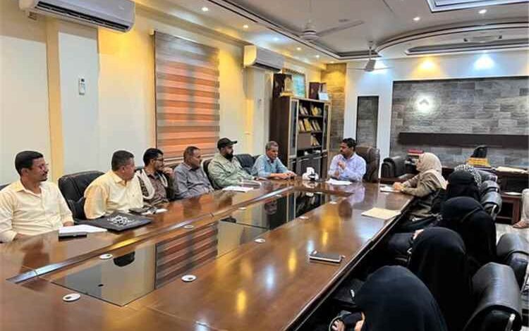 مدير عام مديرية الشيخ عثمان يجتمع بمديري المدارس الخاصة ويحثهم على الالتزام بالرسوم الدراسية المحددة