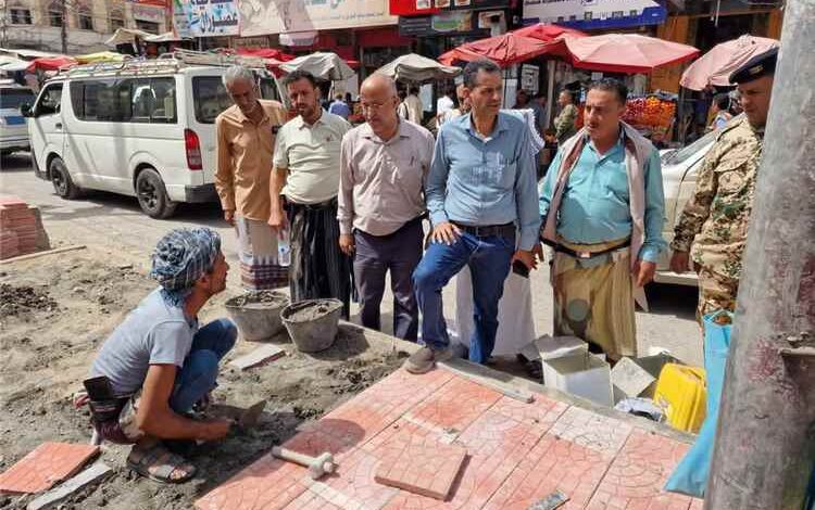 مدير عام مديرية المظفر يطلع على أعمال تنفيذ مشروع إعادة تأهيل رصيف شارع المركزي
