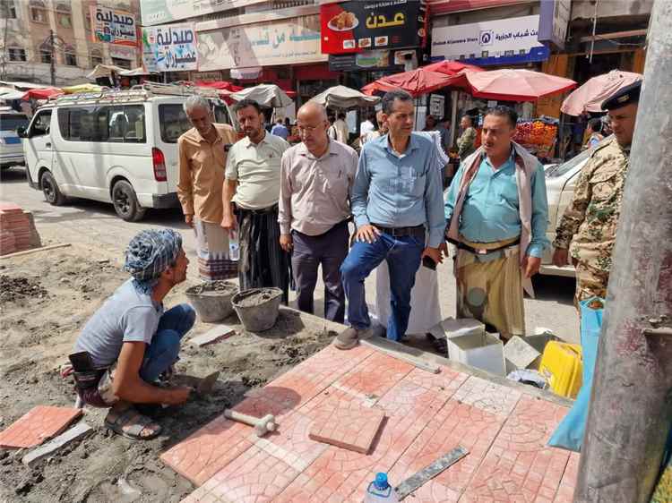 مدير عام مديرية المظفر يطلع على أعمال تنفيذ مشروع إعادة تأهيل رصيف شارع المركزي