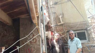 مدير عام مديرية المعلا يتفقد موقع انهيار ممر إحدى العمائر في حي الكبسة ويوجه بسرعة إعداد المعالجات