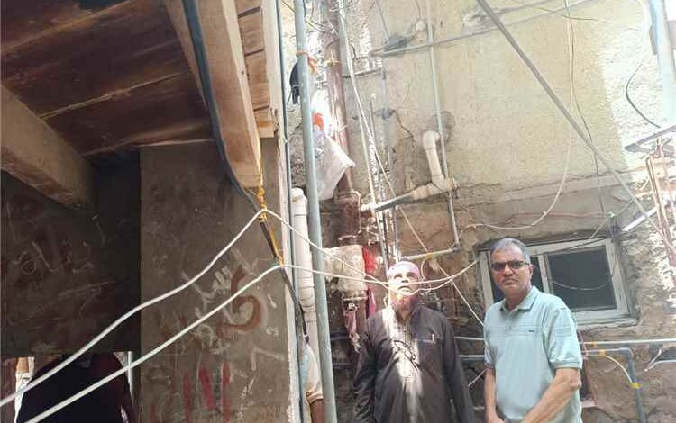 مدير عام مديرية المعلا يتفقد موقع انهيار ممر إحدى العمائر في حي الكبسة ويوجه بسرعة إعداد المعالجات