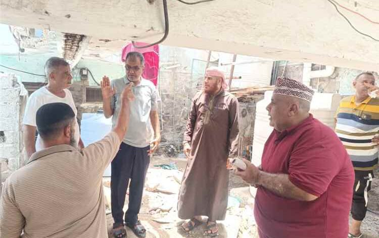 مدير عام مديرية المعلا يتفقد موقع انهيار ممر بإحدى عمائر حي الكبسة ويوجه بسرعة إعداد المعالجات الفنية