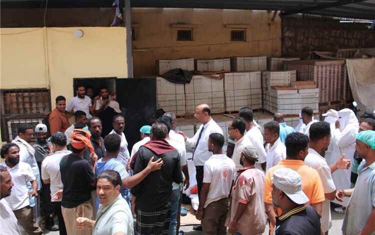 مدير عام مديرية المكلا يتفقد مصنع تعليب الأسماك ويبحث سبل دعم الإنتاج وتطويره