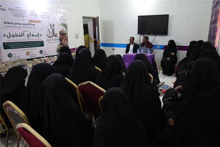 مدير عام مديرية تريم يزور مشروع "إبداع النخيل" ويشيد بجهود تمكين المرأة والحفاظ على التراث
