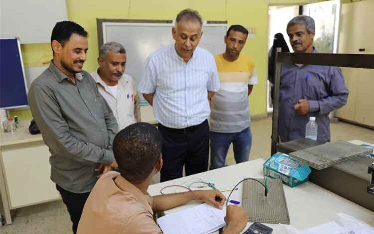 مدير عام مكتب التعليم الفني بعدن يتفقد سير الامتحانات وأقسام المعهد الوطني للتقنيين والمدربين