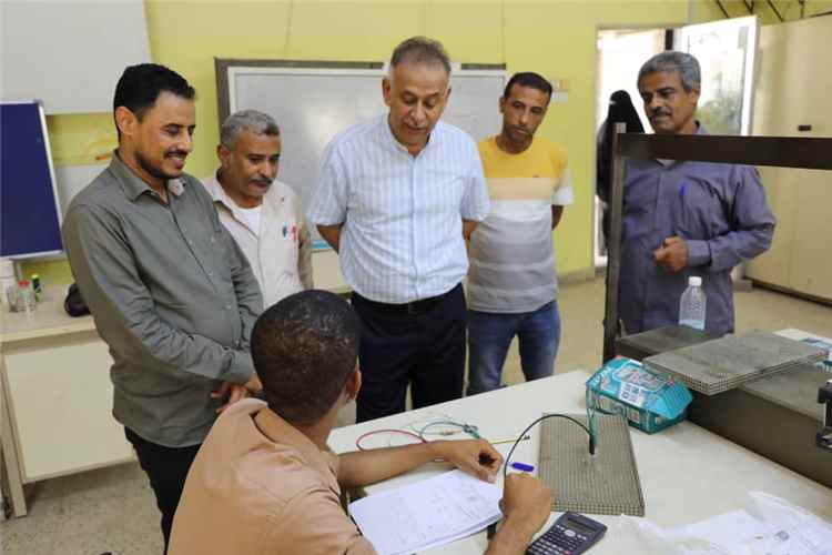 مدير عام مكتب التعليم الفني بعدن يتفقد سير الامتحانات وأقسام المعهد الوطني للتقنيين والمدربين
