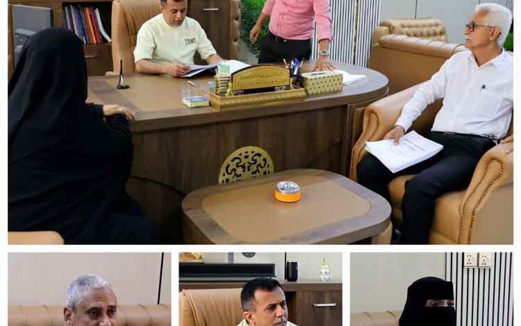 مدير عام مكتب الصناعة بعدن يناقش خطط تطوير ورقمنة قواعد بيانات الرقابة التموينية وحماية المستهلك