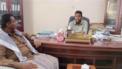 مدير عام مكتب الصناعة والتجارة بساحل حضرموت يلتقي مدير مكتب الصناعة والتجارة بمديرية الضليعة لمناقشة أوضاع المكتب وتذليل الصعوبات