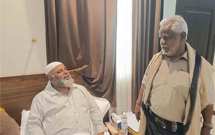 مدير عام ميفعة يطمئن على صحة الشيخ بانجوة مثمنًا جهوده الكبيرة في خدمة المديرية والمحافظة