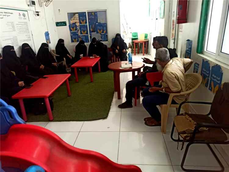 مدير مستشفى الملاح يعقد اجتماعًا مع عاملات قسم الأمومة والطفولة لمناقشة مستوى الخدمات