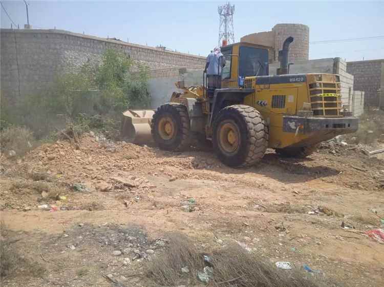 مدير مصلحة السجون بالمهرة يشيد باستجابة مؤسسة الطرق لإزالة الأشجار المحيطة بالسجن المركزي