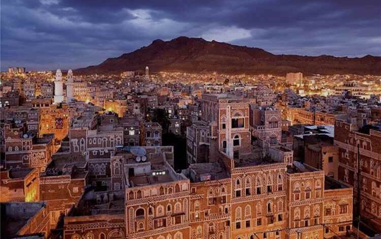مراقبون: موجة بيع واسعة لعقارات قيادات حوثية في صنعاء تثير تساؤلات حول دوافعها