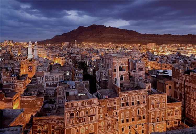 مراقبون: موجة بيع واسعة لعقارات قيادات حوثية في صنعاء تثير تساؤلات حول دوافعها