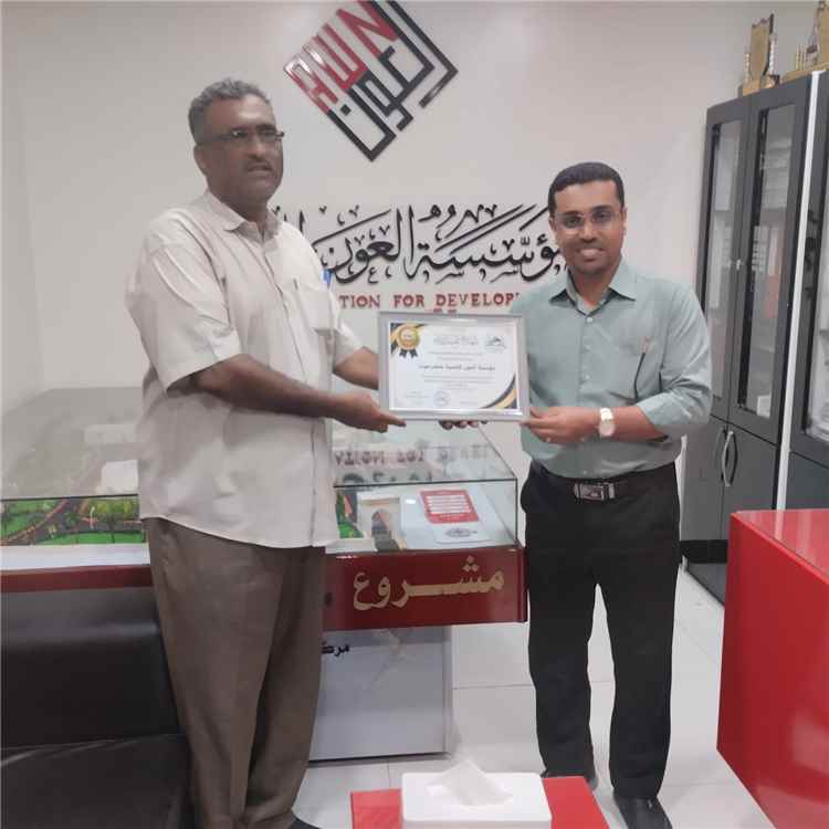 مركز اليمن الحديث للثقافة والفنون والتراث يكرّم مؤسسة العون للتنمية بحضرموت بدرع التميز وشهادة تقديرية