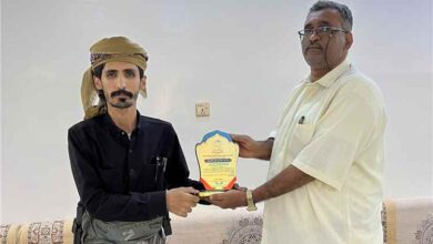 مركز اليمن الحديث للثقافة والفنون والتراث يكرّم مدير عام مديرية العبر بدرع التميز وشهادة تقديرية