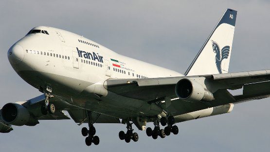 مسؤول في الشرعية يتهم دولة خليجية السماح بعبور الطائرة الإيرانية قبل وصولها صنعاء