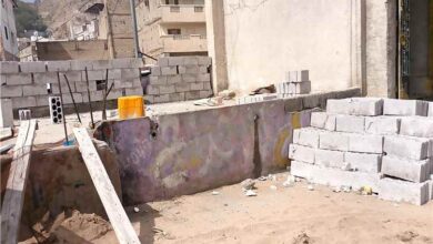 مسلحون يعتدون بالبناء على سطح فرزة التربة بتعز