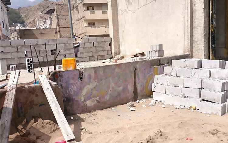 مسلحون يعتدون بالبناء على سطح فرزة التربة بتعز