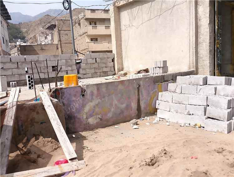 مسلحون يعتدون بالبناء على سطح فرزة التربة بتعز