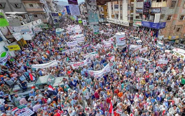مسيرة جماهيرية حاشدة في تعز تطالب بفك الحصار واستكمال التحرير وتؤيد قرارات القيادة السياسية