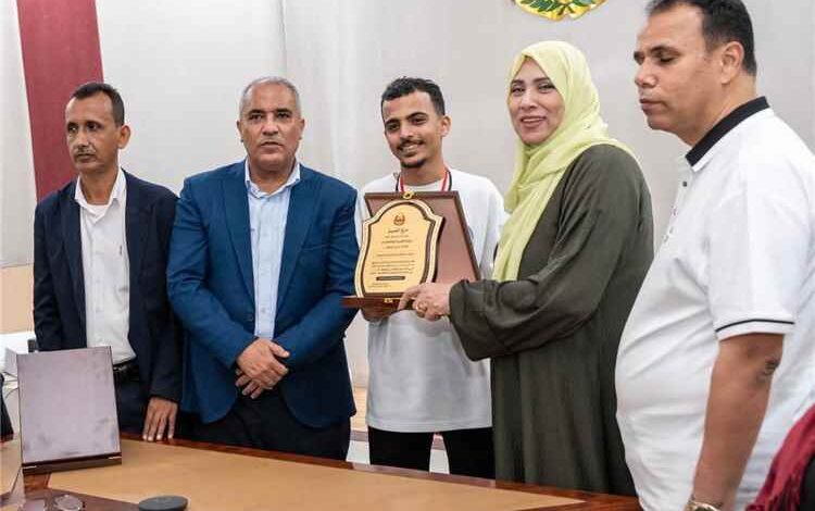 معالي وزير التربية والتعليم يكرّم أبطال مدارس "سماء عدن" و"النبراس" الفائزين بالبطولة العالمية للروبوتات (GRC) القاهرة 2026