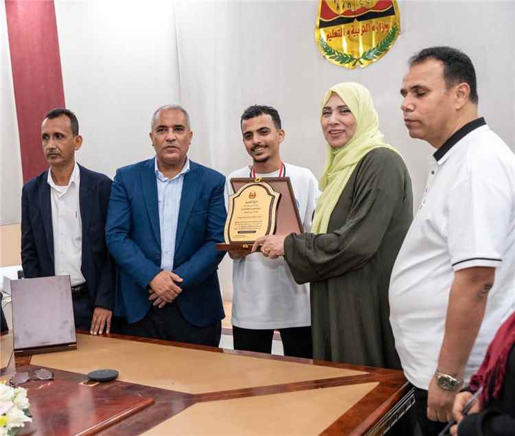 معالي وزير التربية والتعليم يكرّم أبطال مدارس "سماء عدن" و"النبراس" الفائزين بالبطولة العالمية للروبوتات (GRC) القاهرة 2026