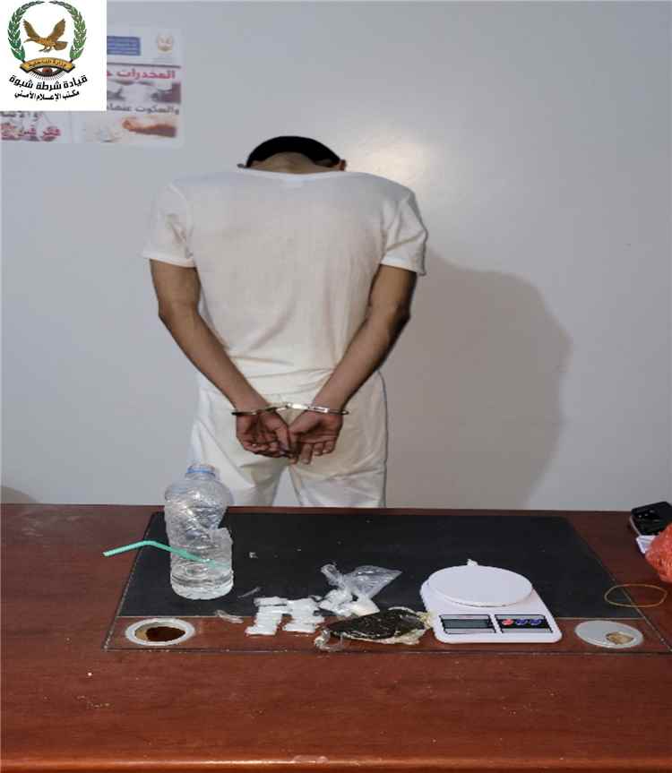 مكافحة المخدرات بشبوة تضبط أحد أخطر المروجين في مدينة عتق .