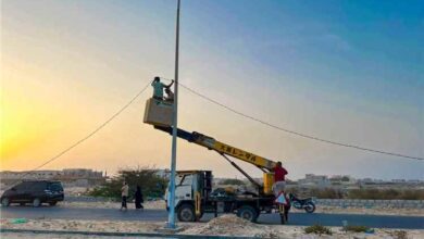 مكتب الأشغال العامة بالشحر يبدأ في تركيب الكشافات الضوئية لإنارة الشارع البحري