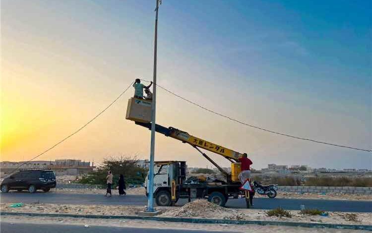 مكتب الأشغال العامة بالشحر يبدأ في تركيب الكشافات الضوئية لإنارة الشارع البحري
