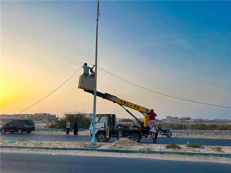مكتب الأشغال العامة بالشحر يبدأ في تركيب الكشافات الضوئية لإنارة الشارع البحري